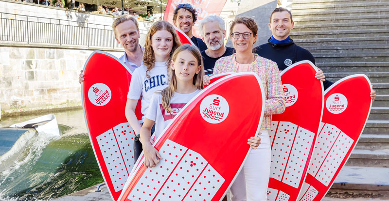 Surf-Nachwuchs auf der Leinewelle stärken: Sparkassen-Surfjugend feiert offizielle Premiere