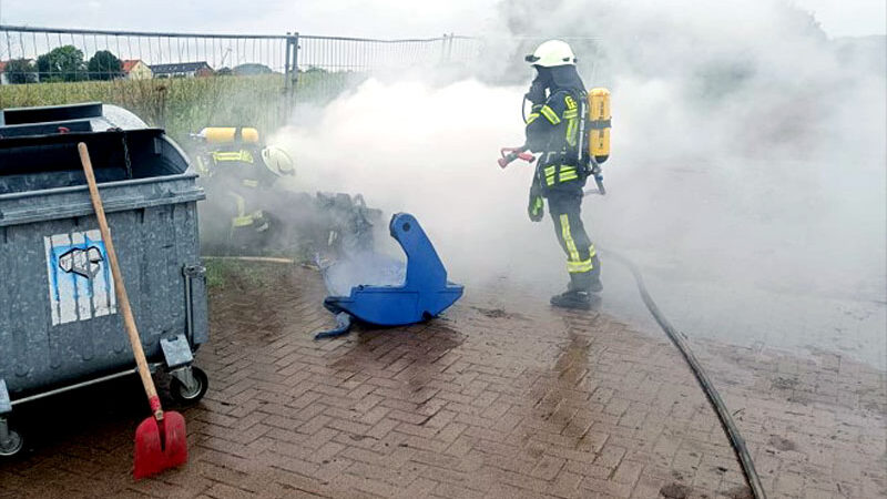 Brennender Container löst Feuerwehreinsatz in Ilten aus