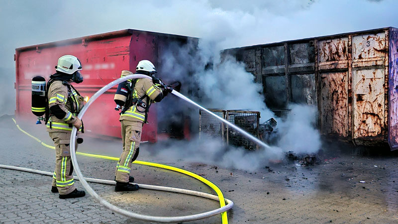 Container brennen in Lehrter Recyclingbetrieb