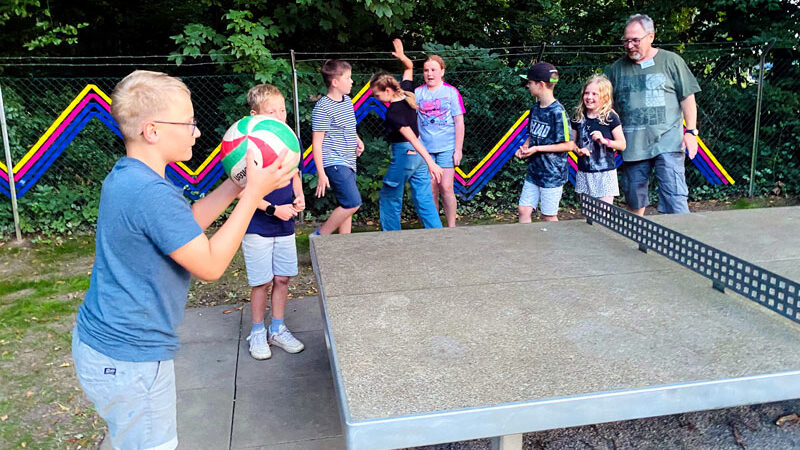 Ferienpass Sehnde:  Animationsabend mit Disco, Volleyball, Nachtwanderung und mehr