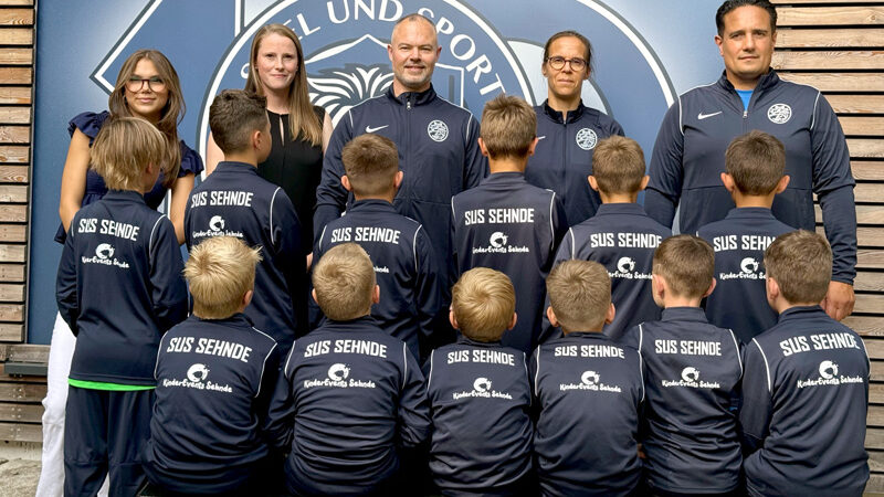 KinderEvents Sehnde sponsert Trainingsanzüge für die F-Jugend des SuS Sehnde
