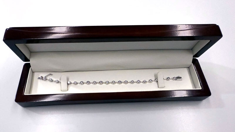 Zoll am Flughafen Hannover verhindert Schmuggel von Brillantschmuck