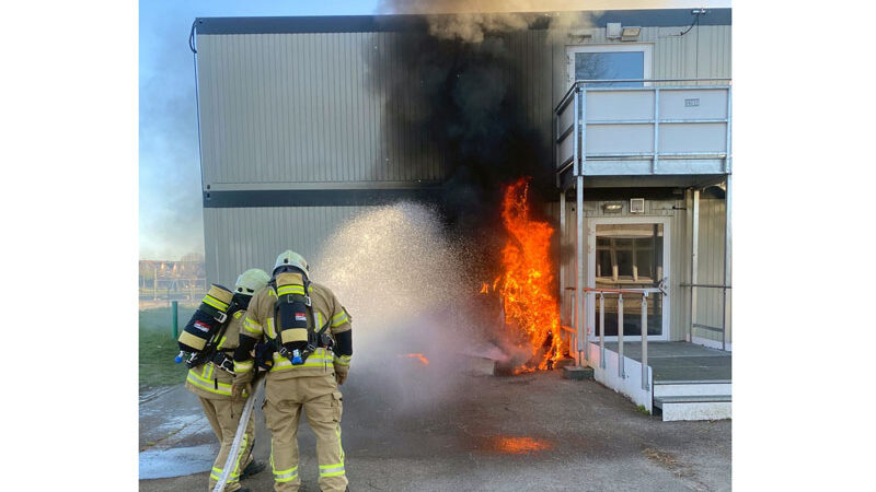 Feuer unter Schulcontainer in Lehrte