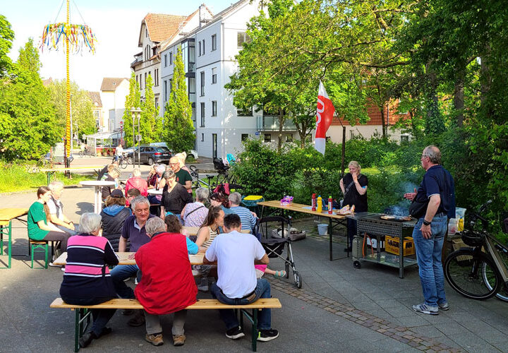 Frühling feiern in Lehrte: Maibaumaufstellung vom DGB