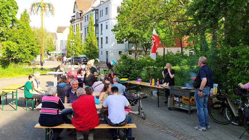 Frühling feiern in Lehrte: Maibaumaufstellung vom DGB