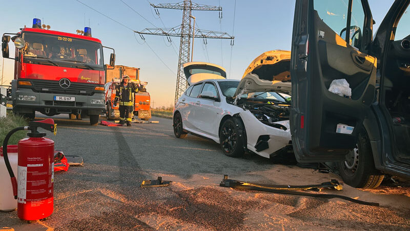 Update: Frontalzusammenstoß zwischen PKW und Transporter in Höver