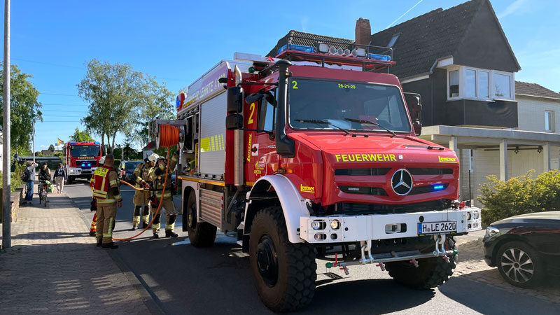 Feuerwehreinsatz in Ahlten wegen brennender Koniferen