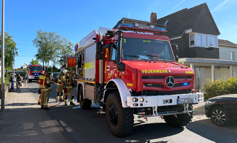 Feuerwehreinsatz in Ahlten wegen brennender Koniferen