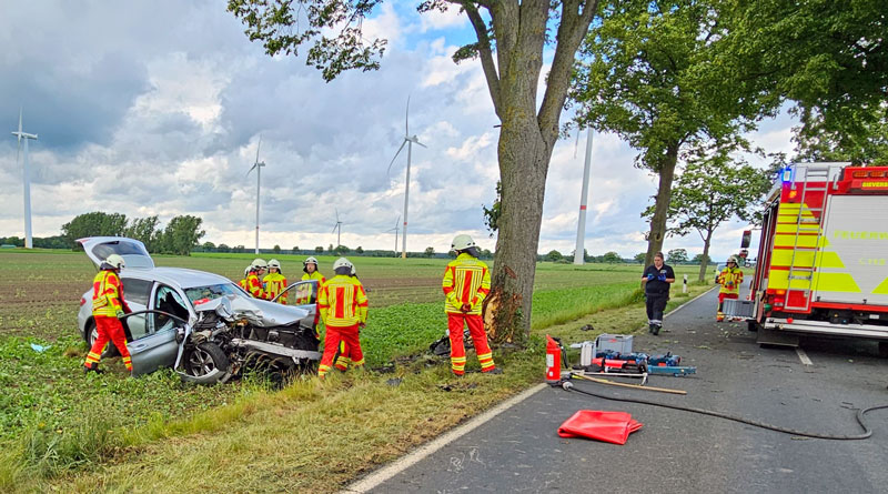 Schwerer Verkehrsunfall bei Sievershausen: Fahrer und Kind lebensgefährlich verletzt