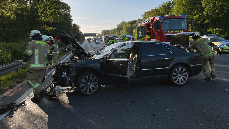 Verkehrsunfall auf der A 2: LKW behindern auf vier Fahrspuren die Anfahrt der Rettungskräfte