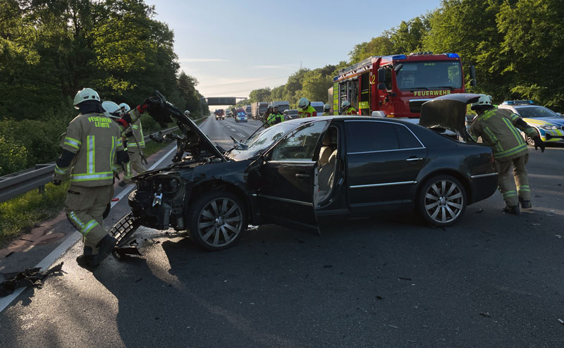 Verkehrsunfall auf der A 2: LKW behindern auf vier Fahrspuren die Anfahrt der Rettungskräfte