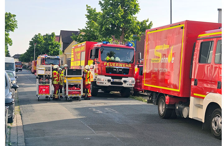 Säureaustritt in chemischer Fabrik: Großeinsatz ABC-Zug in Lehrte war Übung