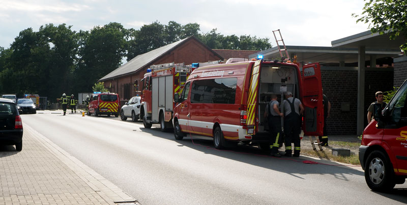 Großeinsatz für Sehnder Feuerwehren in Wehmingen: Hof brennt, Personen bedroht