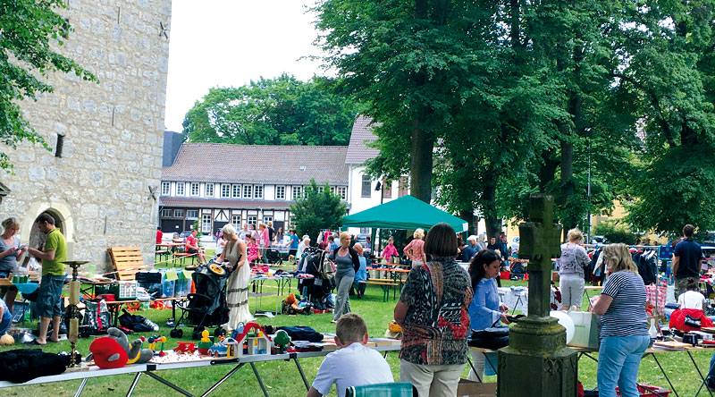 Familien-Flohmarkt rund um die Kirche in Ilten