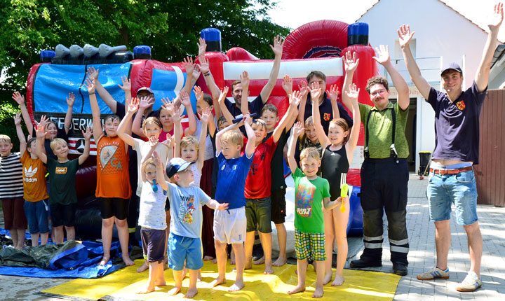 Kindertag mit der Feuerwehr Klein Lobke: Wasserspaß und gutes Wetter