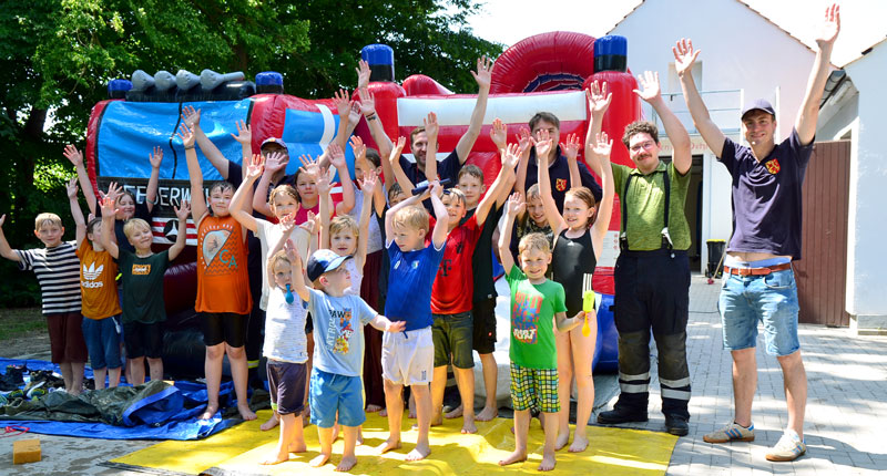 Kindertag mit der Feuerwehr Klein Lobke: Wasserspaß und gutes Wetter