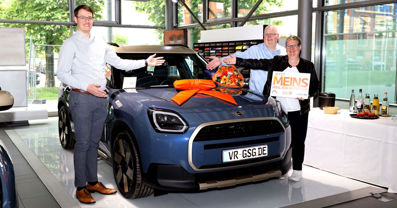 Volksbank-Kundin aus Sehnde freut sich über einen Mini Countryman E