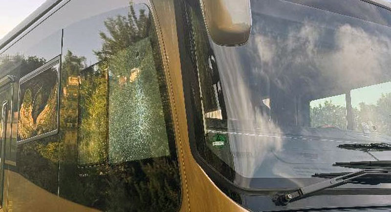 Unbekannte werfen Ast auf fahrendes Wohnmobil auf der A 2