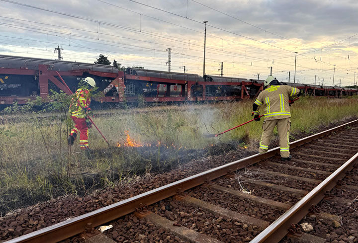 Brand zwischen den Bahngleisen bei Lehrte