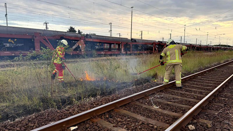 Brand zwischen den Bahngleisen bei Lehrte