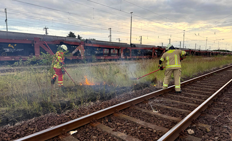 Brand zwischen den Bahngleisen bei Lehrte