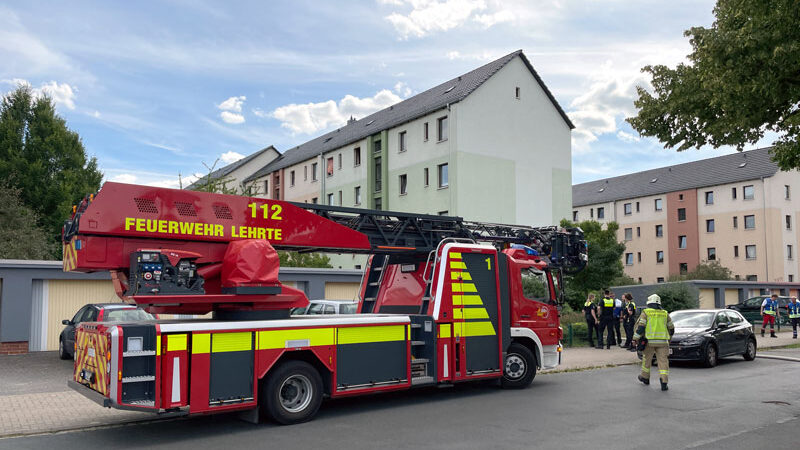 Schneller Einsatz der Feuerwehr Lehrte verhindert Brandausbreitung im Mehrfamilienhaus