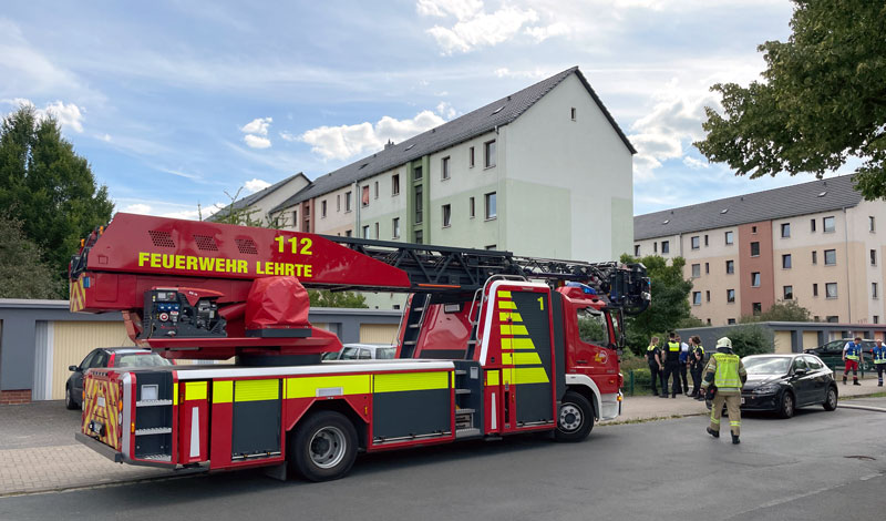 Schneller Einsatz der Feuerwehr Lehrte verhindert Brandausbreitung im Mehrfamilienhaus