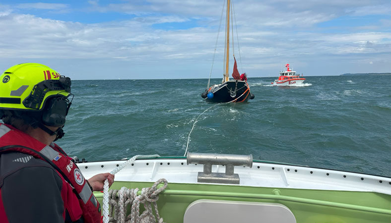 Seenotretter im Einsatz für Plattbodenschiff vor Travemünde