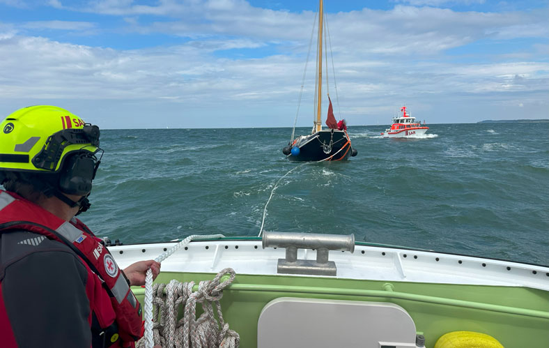 Seenotretter im Einsatz für Plattbodenschiff vor Travemünde