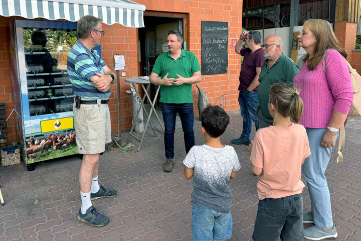 Grüne Fraktion besucht Eierhof Bartels in Bilm: Nachhaltigkeit und Tierwohl im Fokus