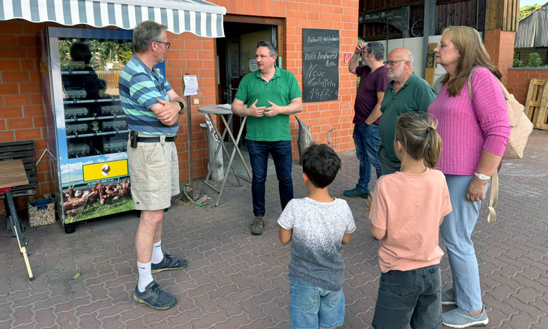 Grüne Fraktion besucht Eierhof Bartels in Bilm: Nachhaltigkeit und Tierwohl im Fokus