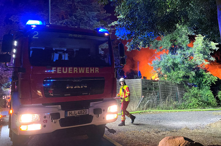Laubenbrand entwickelt sich zum Großfeuer – Ausfall des Digitalfunk erschwert den Einsatz