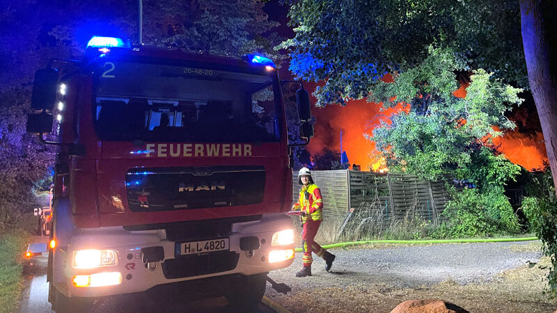 Laubenbrand entwickelt sich zum Großfeuer – Ausfall des Digitalfunk erschwert den Einsatz