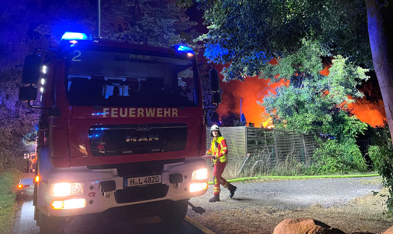 Laubenbrand entwickelt sich zum Großfeuer – Ausfall des Digitalfunk erschwert den Einsatz