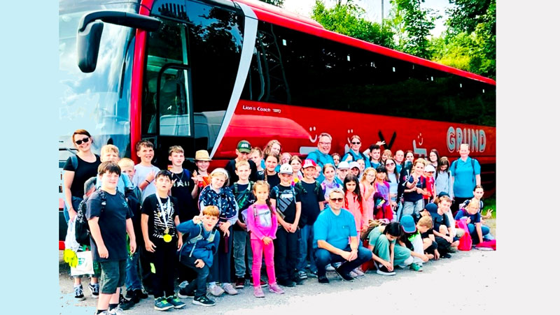 Voller Bus, nasse Hosen, strahlende Gesichter: Ein Ferientag zum Abheben im Rastiland