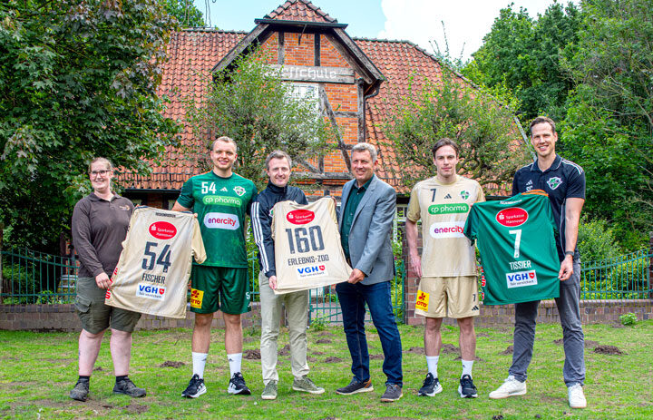 Recken stellen neue Bundesliga-Trikots im Zoo Hannover vor