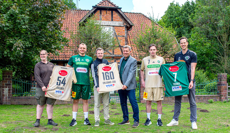 Recken stellen neue Bundesliga-Trikots im Zoo Hannover vor