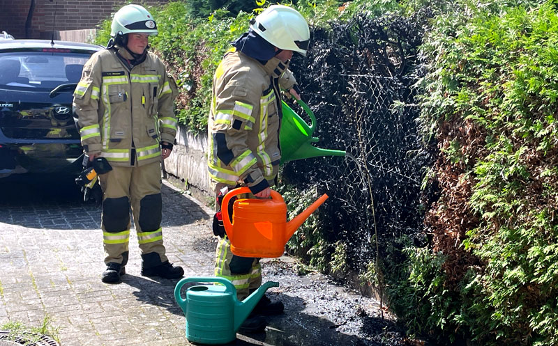 Gasbrenner setzt Hecke in Lehrte in Brand