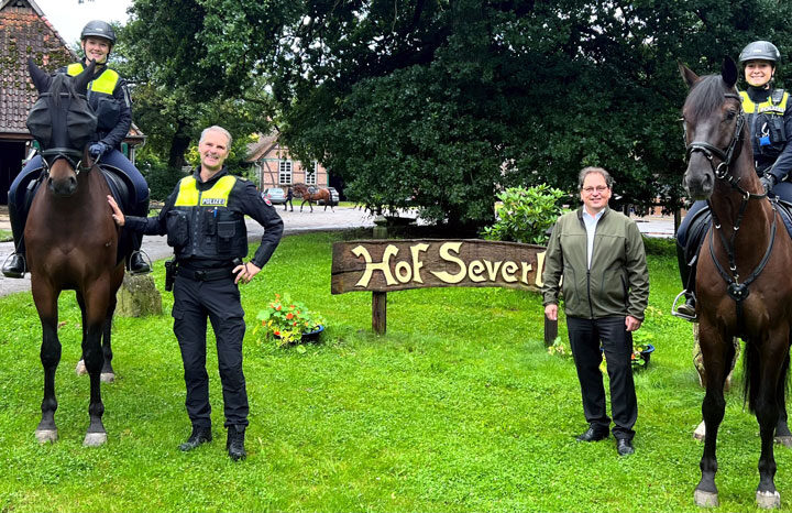 Polizeistreife hoch zu Ross Polizeireiterinnen patrouillieren wieder im Naturpark Südheide