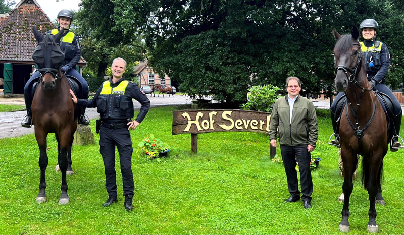 Polizeistreife hoch zu Ross Polizeireiterinnen patrouillieren wieder im Naturpark Südheide