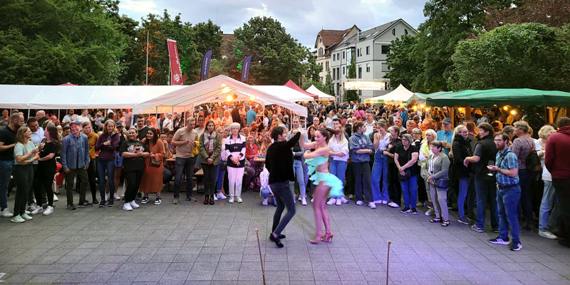 Lehrter Weinfest: Discofox & Linedance unter freiem Himmel mit der Tanzschule Jegella
