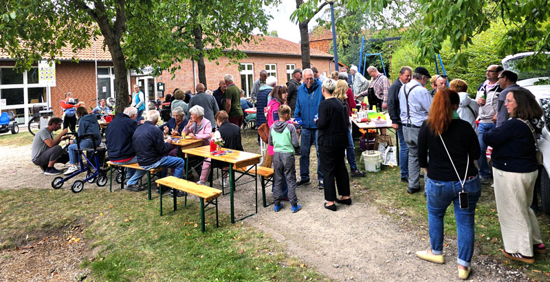 60 Bürger beim 3. Open-Air-Stammtisch und „Grillen mit Busche“ in Wassel