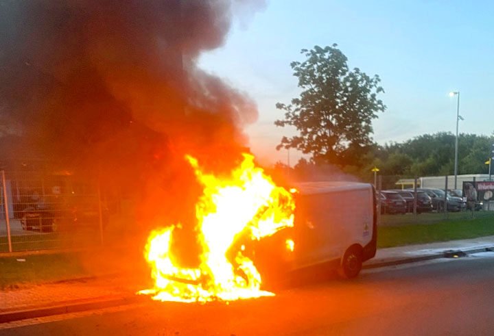 Pakettransporter gerät in Lehrte in Brand