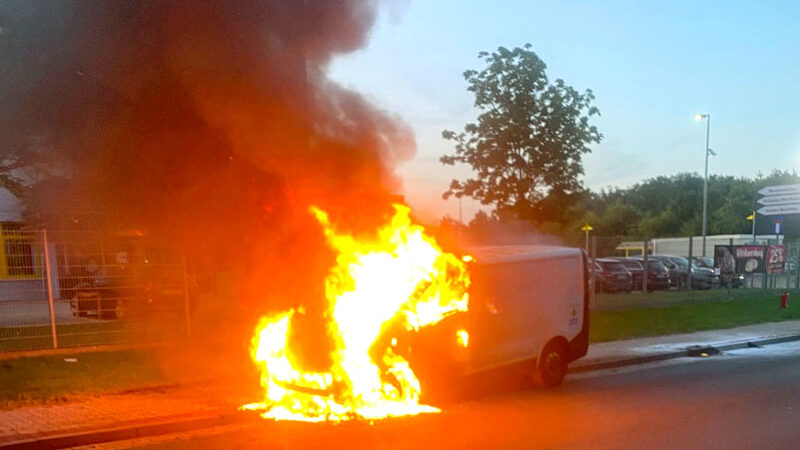 Pakettransporter gerät in Lehrte in Brand