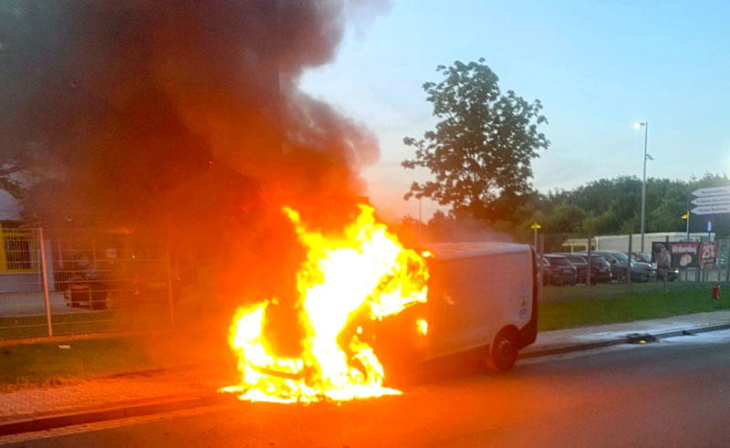 Pakettransporter gerät in Lehrte in Brand