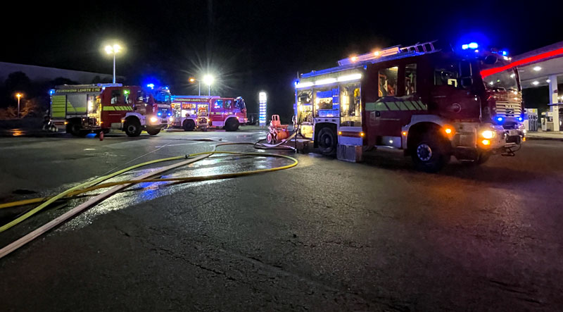 LKW-Anhänger brennt auf dem Autohof Lehrte
