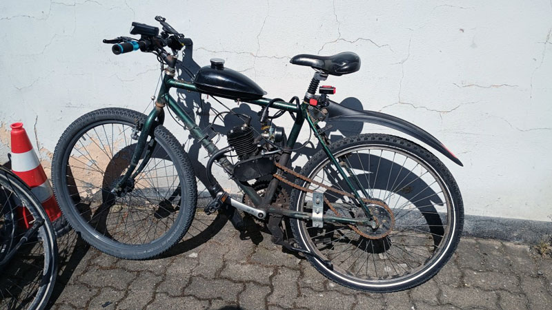 Fahrradstaffel zieht Bastlerfahrrad aus dem Verkehr