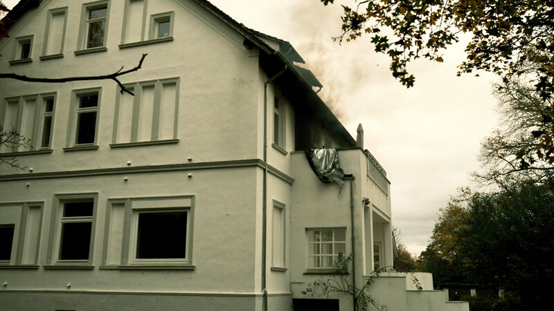 Hilflose Person hinter verschlossener Tür, Brandgeruch im Sicherungskasten und Feuer auf einem Balkon in Sehnde
