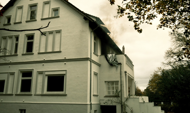 Hilflose Person hinter verschlossener Tür, Brandgeruch im Sicherungskasten und Feuer auf einem Balkon in Sehnde