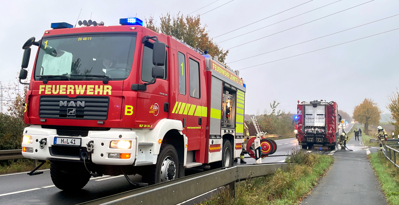 Müllwagen brennt auf der B 443 zwischen Lehrte und Sehnde